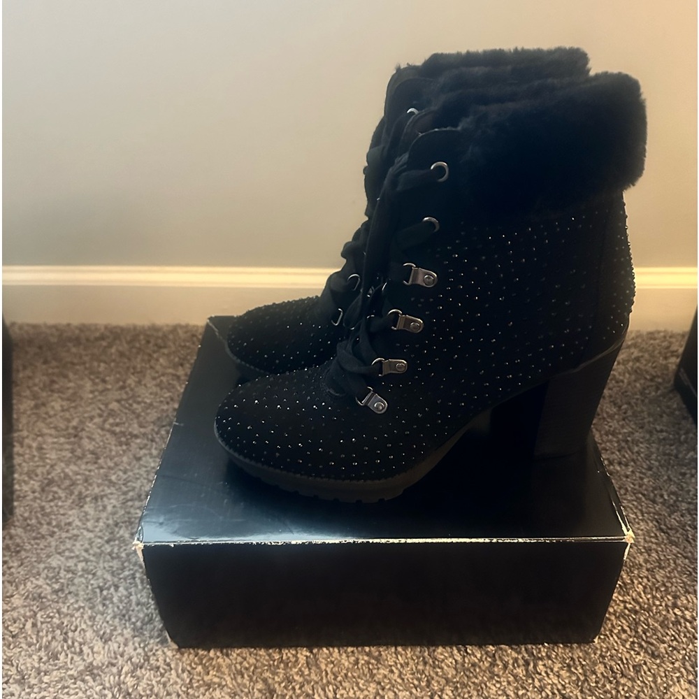 Cute sparkly booties ! Great for this season